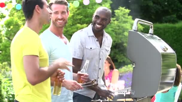 Skupina mužů vaření potraviny na grilování — Stock video