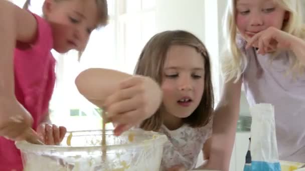 Tres niñas haciendo pastel juntas — Vídeos de Stock