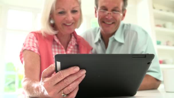 Couple utilisant une tablette numérique — Video