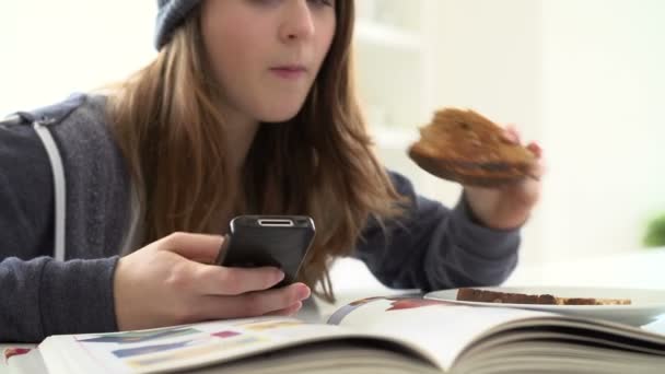 Menina adolescente usando Smartphone — Vídeo de Stock