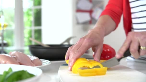 Vrouw peper hakken op houten bord — Stockvideo