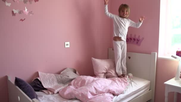 여 자가 그녀의 침대에 점프 — 비디오
