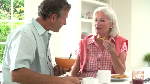 Пара, завтракающая вместе — стоковое видео