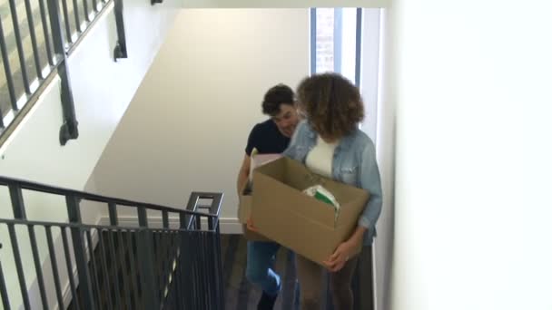 Пара коробок с собой по лестнице — стоковое видео