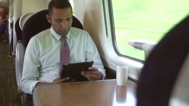 Homme d'affaires utilisant une tablette numérique — Video