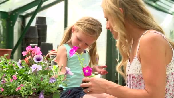 Moeder en dochter kweken van planten — Stockvideo