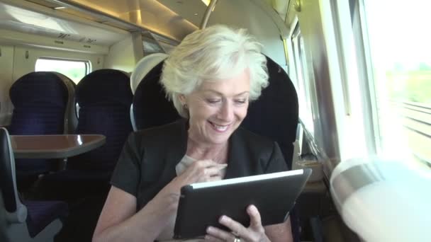 Zakenvrouw die digitale tablet gebruikt — Stockvideo