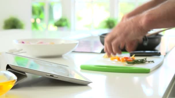 Mann folgt Rezept auf digitalem Tablet — Stockvideo