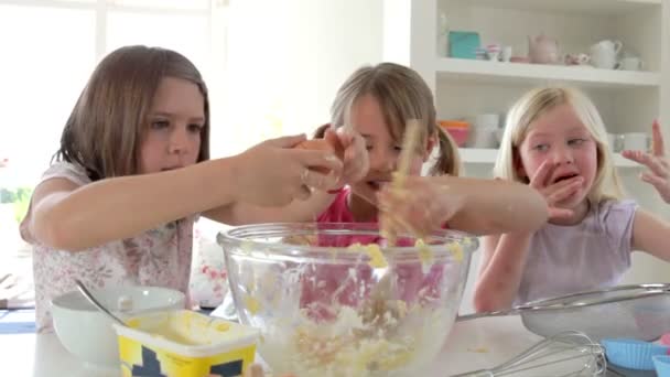 Niñas haciendo pastel juntas — Vídeo de stock