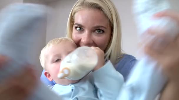 Mother with son playing with his feet — Stock Video