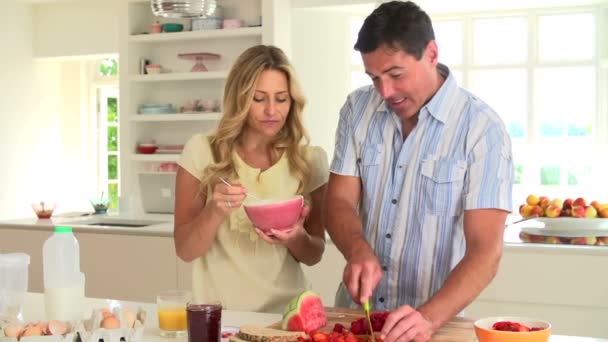 Çift mutfakta kahvaltı yapıyor. — Stok video