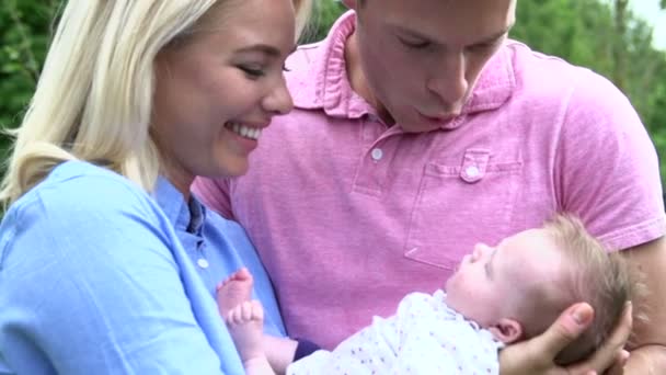 Ouders houden baby dochter — Stockvideo