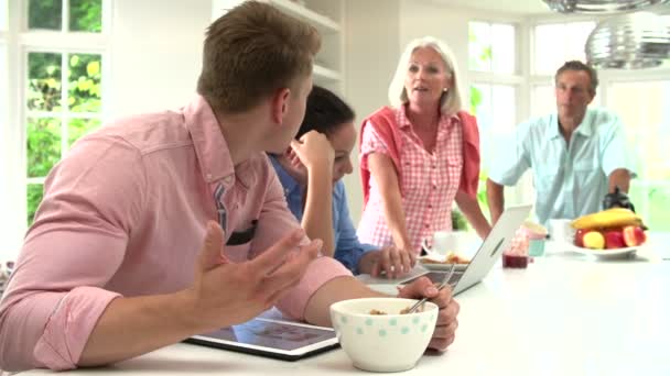 Familie cu copii care au argumente — Videoclip de stoc