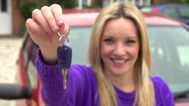 Dospívající dívka stojí autem s klíčem — Stock video