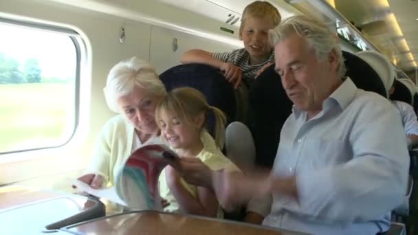 Abuelos tomando nietos en viaje en tren . — Vídeos de Stock