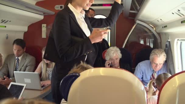 Пассажиры, работающие на ноутбуках и мобильных телефонах — стоковое видео