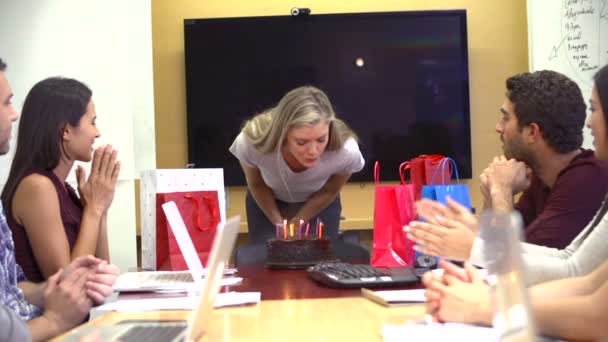 Werknemers van collega verjaardag vieren — Stockvideo