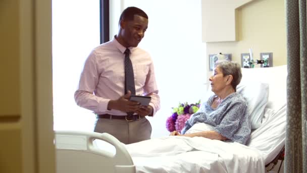 Consultor habla con paciente senior — Vídeo de stock