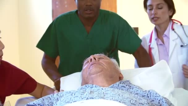 Paciente sendo levado ao longo do corredor — Vídeo de Stock