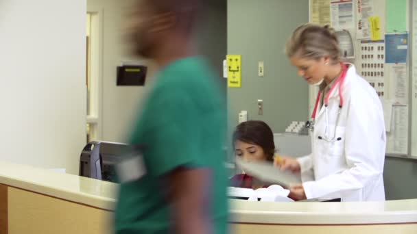 Personal som arbetar på sjuksköterskor Station — Stockvideo