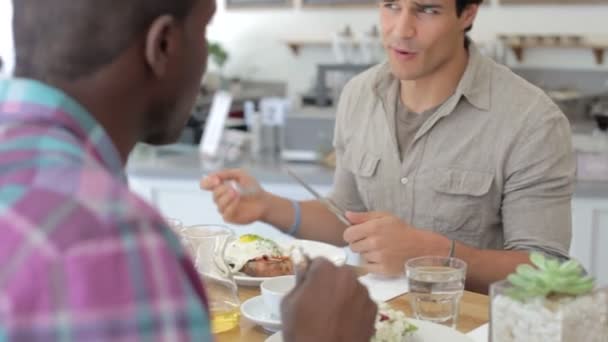 Unga vänner möte för Lunch — Stockvideo