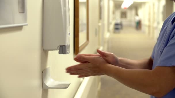 Απολυμαντικό χεριών χρησιμοποιώντας νοσοκόμος — Αρχείο Βίντεο