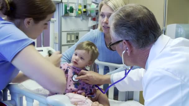 Familie und Tochter in Kinderstation — Stockvideo