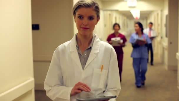 Médico caminando a lo largo del corredor del hospital — Vídeo de stock