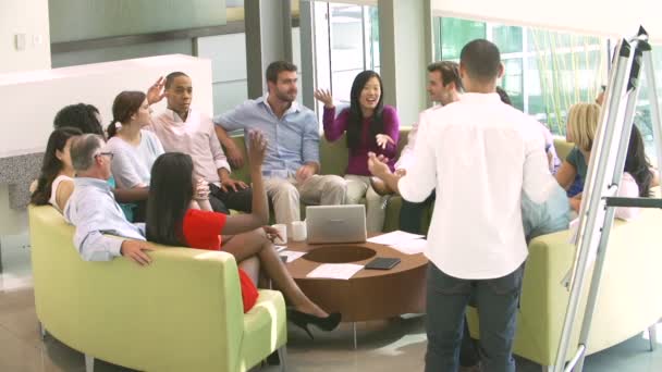 Empresario dirigiendo sesión de lluvia de ideas — Vídeos de Stock