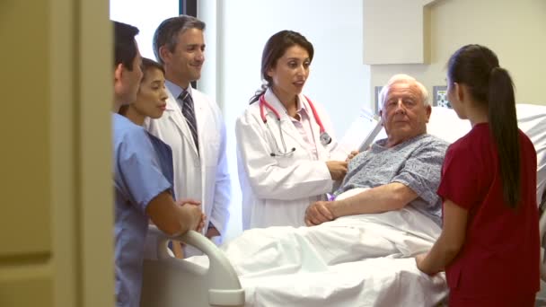 Equipe médica conversando com paciente — Vídeo de Stock