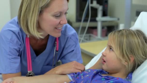 Mädchen im Gespräch mit Krankenschwester — Stockvideo