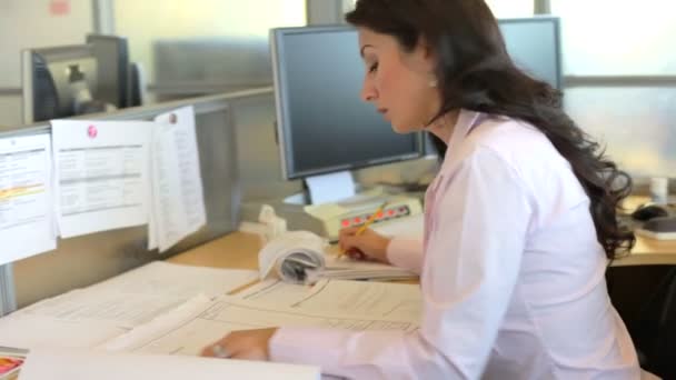 Mujer trabajando en el escritorio — Vídeo de stock