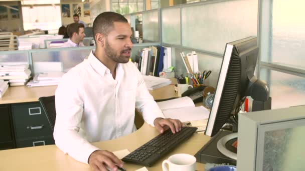 Muži, kteří pracují u počítače v kanceláři — Stock video