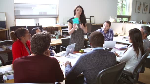 Reunión de arquitectos en la mesa — Vídeo de stock