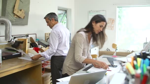 Arquitectos trabajando juntos en la oficina — Vídeo de stock