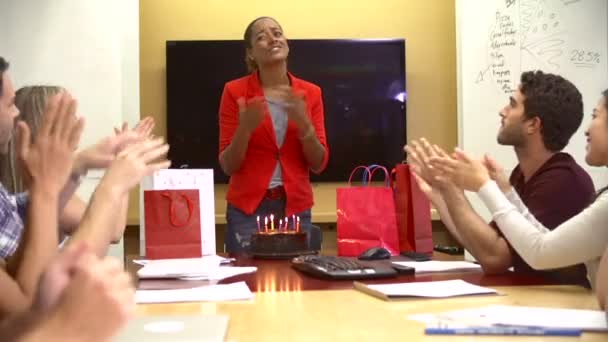 Trabalhadores comemorando o aniversário do colega — Vídeo de Stock