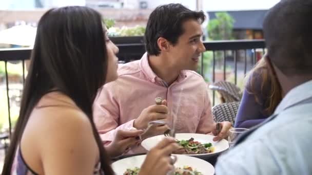 Amigos disfrutando de la comida en el restaurante al aire libre — Vídeos de Stock