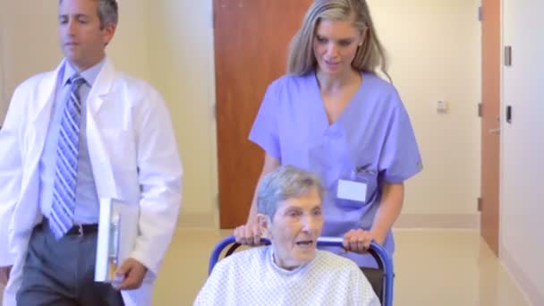 Pacient, tlačí na vozíku — Stock video