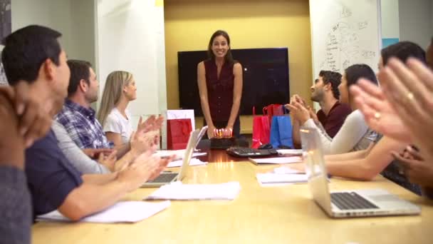İşçiler arkadaşınızın doğum günü kutluyor — Stok video