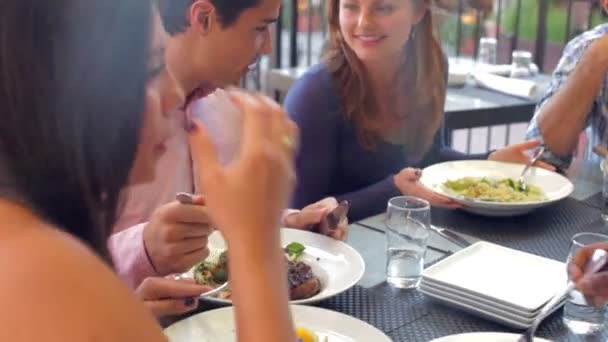 Gruppe von Freunden in Outdoor-Restaurant — Stockvideo