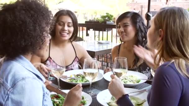 Freundinnen genießen Essen — Stockvideo