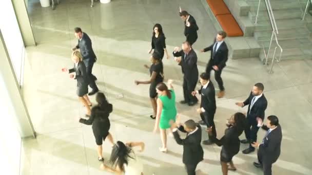 Hombres de negocios y mujeres de negocios bailando — Vídeo de stock