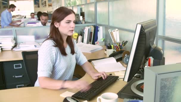 Mujer trabajando en la computadora en la oficina — Vídeos de Stock