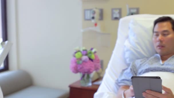 Γιατρός συνομιλίες ασθενή σε δωμάτιο νοσοκομείου — Αρχείο Βίντεο