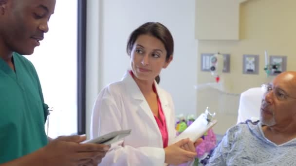 Tıbbi ekip hastayla konuşuyor — Stok video