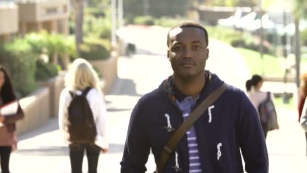 Estudiantes caminando al aire libre — Vídeo de stock