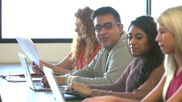 Elever som använder digitala tabletter och bärbara datorer — Stockvideo