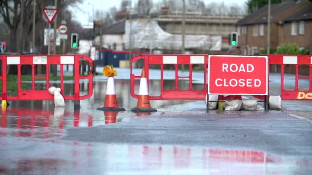 Panneau de signalisation routière sur route inondée — Video