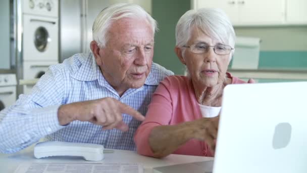 Ηλικιωμένο ζευγάρι που χρησιμοποιεί φορητό υπολογιστή — Αρχείο Βίντεο