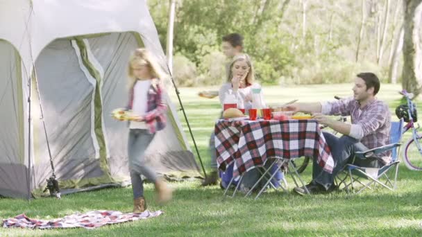 Familjen njuter av campingsemester — Stockvideo